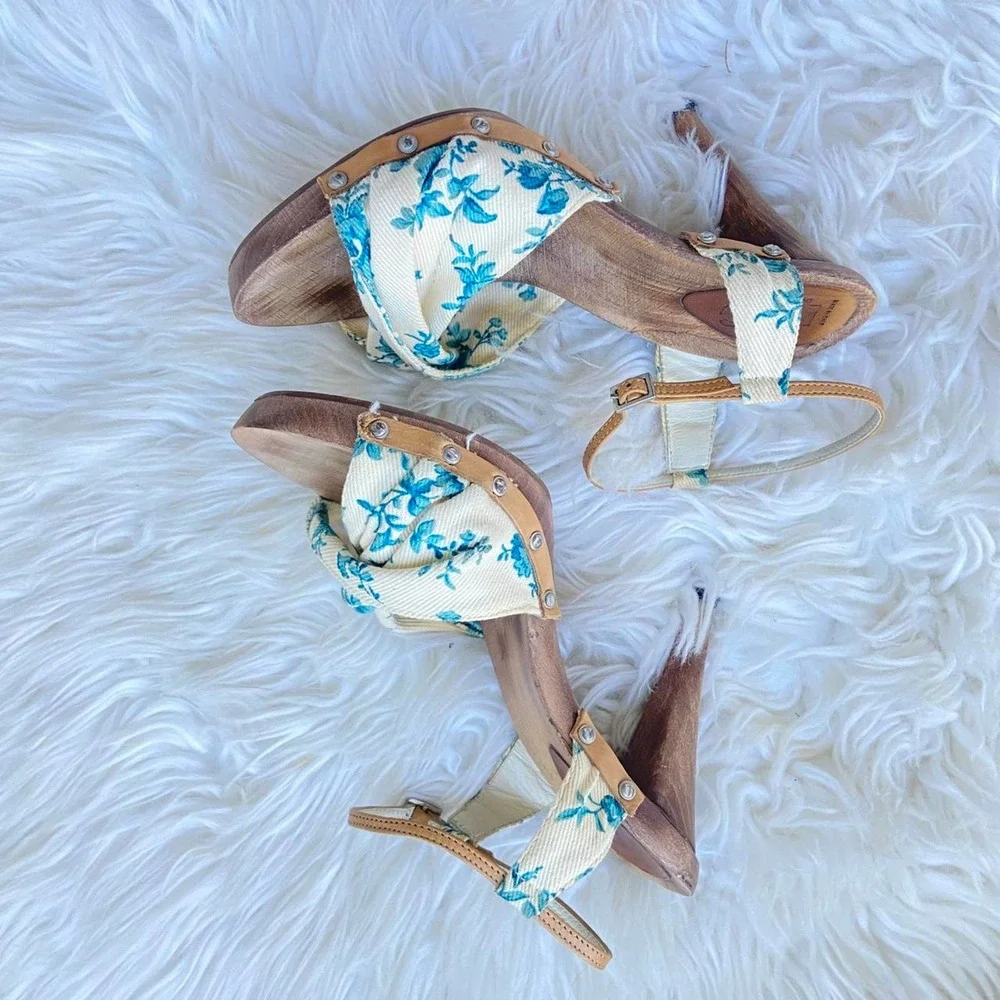 Beautiful Early 2000s Dolce and Gabbana Summertime Floral Wedges Size 36